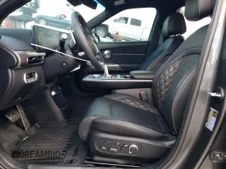 2023 Genesis GV60 Performance z VIN KMUKEDTB7PU011754, wystawiony jako Copart lot #39865424 z przebiegiem 5915 mil mil oraz . Historia ofert i sprzedaży dostępna na DreamBid. Obrazek 7.
