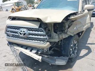 2017 Toyota Tacoma SR5 z VIN 3TMAZ5CN8HM039863, wystawiony jako IAAI lot #42384198 z przebiegiem 53 142 mil mil oraz . Historia ofert i sprzedaży dostępna na DreamBid. Obrazek 12.
