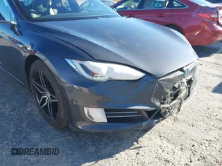 2017 Tesla Model S 100D z VIN 5YJSA1E20HF189557, wystawiony jako IAAI lot #41546084 z przebiegiem 253 218 mil mil oraz . Historia ofert i sprzedaży dostępna na DreamBid. Obrazek 6.