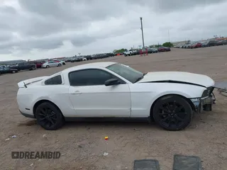 2012 Ford Mustang Premium z VIN 1ZVBP8AM6C5211096, wystawiony jako IAAI lot #41871346 z przebiegiem 236 649 mil mil oraz . Historia ofert i sprzedaży dostępna na DreamBid. Obrazek 14.