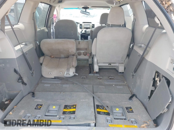 2014 Toyota Sienna LE AAS z VIN 5TDKK3DC6ES442682, wystawiony jako IAAI lot #42271110 z przebiegiem 158 785 mil mil oraz . Historia ofert i sprzedaży dostępna na DreamBid. Obrazek 8.