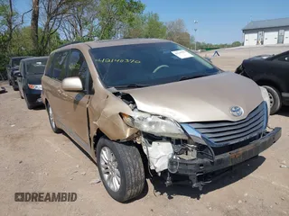2012 Toyota Sienna XLE AAS z VIN 5TDYK3DC5CS179527, wystawiony jako IAAI lot #42140370 z przebiegiem 231 268 mil mil oraz . Historia ofert i sprzedaży dostępna na DreamBid. Obrazek 1.