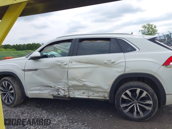 2021 Volkswagen Atlas SEL z VIN 1V2SE2CA7MC214805, wystawiony jako IAAI lot #42374591 z przebiegiem 61 775 mil mil oraz . Historia ofert i sprzedaży dostępna na DreamBid. Obrazek 15.