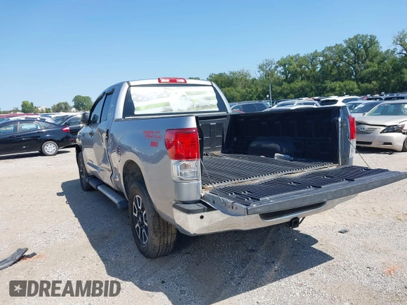 2012 Toyota Tundra z VIN 5TFRM5F19CX046642, wystawiony jako IAAI lot #40099944 z przebiegiem 141 137 mil mil oraz . Historia ofert i sprzedaży dostępna na DreamBid. Obrazek 3.