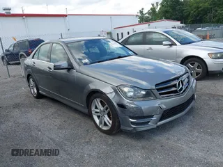 2014 Mercedes-Benz C 300 Sport z VIN WDDGF8AB5ER322122, wystawiony jako IAAI lot #42435383 z przebiegiem Nie podano mil oraz . Historia ofert i sprzedaży dostępna na DreamBid. Obrazek 1.