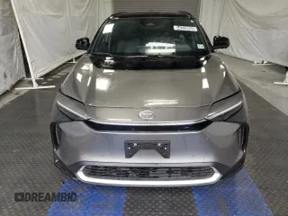 2023 Toyota bZ4X XLE z VIN JTMABABA6PA000521, wystawiony jako Copart lot #54228805 z przebiegiem 25 113 mil mil oraz Czysty tytuł • Clean title. Historia ofert i sprzedaży dostępna na DreamBid. Obrazek 5.