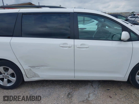 2016 Toyota Sienna LE AAS with VIN 5TDKK3DCXGS709132, listed as a IAAI auction lot 41993473 with 270,811 mi miles. Bid and sale history available at carsss.com. Image 13.