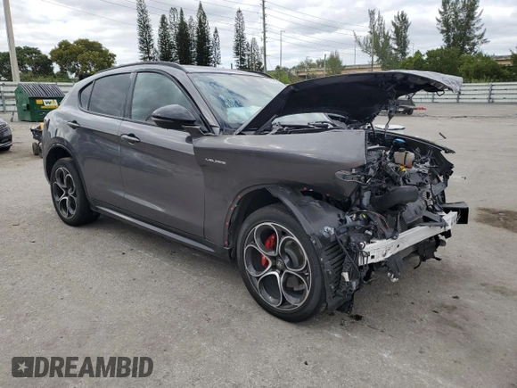 2024 Alfa Romeo Stelvio Veloce z VIN ZASPAKBN1R7D74757, wystawiony jako Copart lot #81093484 z przebiegiem 13 847 mil mil oraz Nie do naprawy • Non repairable. Historia ofert i sprzedaży dostępna na DreamBid. Obrazek 4.
