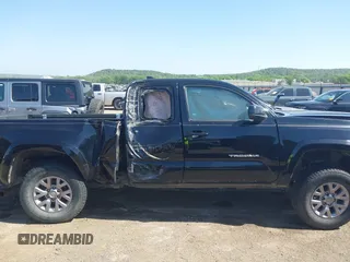 2017 Toyota Tacoma SR z VIN 5TFSX5EN4HX056886, wystawiony jako IAAI lot #42264479 z przebiegiem 97 895 mil mil oraz . Historia ofert i sprzedaży dostępna na DreamBid. Obrazek 14.