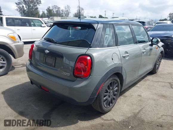 2016 MINI Hardtop 4 Door z VIN WMWXU1C52G2A93506, wystawiony jako IAAI lot #41920473 z przebiegiem 101 635 mil mil oraz . Historia ofert i sprzedaży dostępna na DreamBid. Obrazek 4.