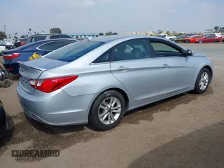 2013 Hyundai Sonata GLS z VIN 5NPEB4AC8DH533528, wystawiony jako IAAI lot #42175240 z przebiegiem 88 841 mil mil oraz . Historia ofert i sprzedaży dostępna na DreamBid. Obrazek 4.