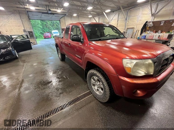2007 Toyota Tacoma with VIN 5TEUU42NX7Z341101, listed as a IAAI auction lot 42588633 with 196,587 mi miles and . Bid and sale history available at DreamBid. Image 1.