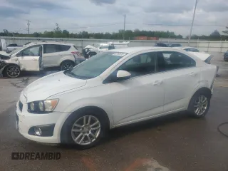 2015 Chevrolet Sonic LT z VIN 1G1JC5SH8F4113636, wystawiony jako Copart lot #54060545 z przebiegiem 88 671 mil mil oraz Szkody całkowita. Historia ofert i sprzedaży dostępna na DreamBid. Obrazek 1.