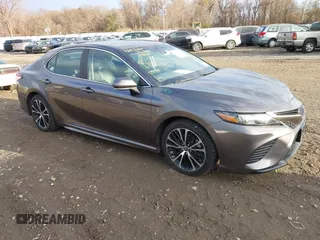 2020 Toyota Camry SE z VIN 4T1M11BK0LU018395, wystawiony jako IAAI lot #41028512 z przebiegiem 98 296 mil mil oraz . Historia ofert i sprzedaży dostępna na DreamBid. Obrazek 1.