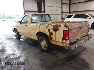 1987 Dodge Dakota z VIN 1B7GN14M1HS486188, wystawiony jako IAAI lot #42290899 z przebiegiem 100 085 mil mil oraz . Historia ofert i sprzedaży dostępna na DreamBid. Obrazek 3.