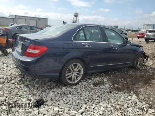 2013 Mercedes-Benz C 300 Sport z VIN WDDGF8AB0DR273622, wystawiony jako Copart lot #53899175 z przebiegiem 115 067 mil mil oraz Szkoda całkowita • Salvage title. Historia ofert i sprzedaży dostępna na DreamBid. Obrazek 3.