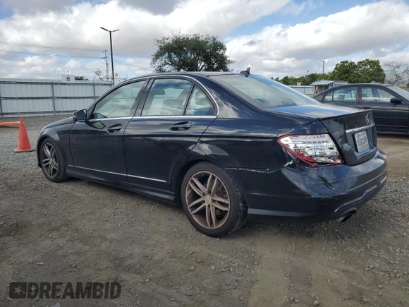 2014 Mercedes-Benz C 250 Sport z VIN WDDGF4HB1EA933844, wystawiony jako Copart lot #56911155 z przebiegiem 228 015 mil mil oraz Szkoda całkowita • Salvage title. Historia ofert i sprzedaży dostępna na DreamBid. Obrazek 2.