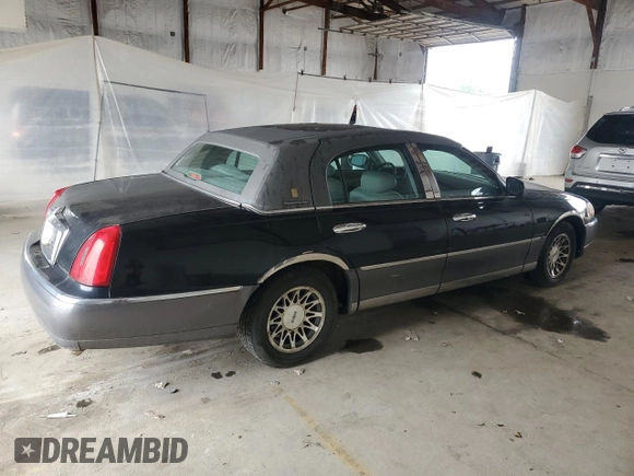 2001 Lincoln Town Car Signature z VIN 1LNHM82W41Y739121, wystawiony jako Copart lot #56738385 z przebiegiem 112 528 mil mil oraz Szkoda całkowita • Salvage title. Historia ofert i sprzedaży dostępna na DreamBid. Obrazek 3.
