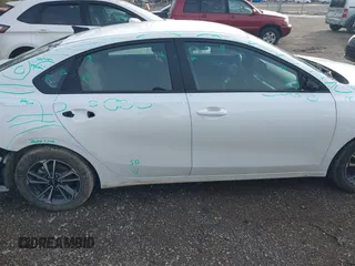 2024 Kia Forte LXS z VIN 3KPF24AD6RE837739, wystawiony jako IAAI lot #41963725 z przebiegiem 14 176 mil mil oraz . Historia ofert i sprzedaży dostępna na DreamBid. Obrazek 13.
