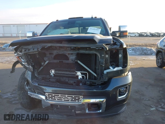 2017 GMC Sierra 2500HD Denali z VIN 1GT12UEG3HF132898, wystawiony jako IAAI lot #41442407 z przebiegiem 83 432 mil mil oraz . Historia ofert i sprzedaży dostępna na DreamBid. Obrazek 6.