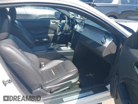 2005 Ford Mustang GT Deluxe z VIN 1ZVFT82H155226414, wystawiony jako IAAI lot #42458005 z przebiegiem 202 773 mil mil oraz . Historia ofert i sprzedaży dostępna na DreamBid. Obrazek 5.