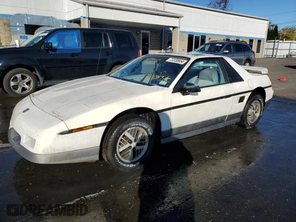1985 Pontiac Fiero z VIN 1G2PG3796FP269589, wystawiony jako Copart lot #73338954 z przebiegiem 34 364 mil mil oraz Czysty tytuł • Clean title. Historia ofert i sprzedaży dostępna na DreamBid. Obrazek 1.