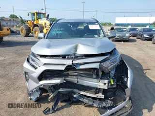 2020 Toyota RAV4 Hybrid XLE z VIN 2T3RWRFVXLW054810, wystawiony jako IAAI lot #42411211 z przebiegiem 94 523 mil mil oraz . Historia ofert i sprzedaży dostępna na DreamBid. Obrazek 12.