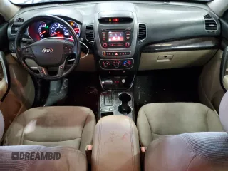 2014 Kia Sorento LX z VIN 5XYKT3A65EG434047, wystawiony jako Copart lot #60717065 z przebiegiem 218 132 mil mil oraz Czysty tytuł • Clean title. Historia ofert i sprzedaży dostępna na DreamBid. Obrazek 8.