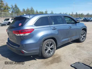 2018 Toyota Highlander LE с VIN 5TDBZRFH9JS837716, выставлен на аукционе IAAI как лот 42075645 с пробегом 36 893 миль миль и . История ставок и продаж доступна на DreamBid. Изображение 4.