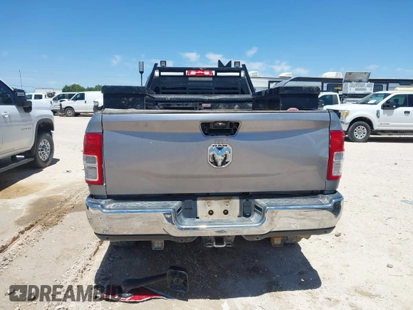 2022 Ram 2500 Tradesman z VIN 3C6UR5HJ7NG387674, wystawiony jako IAAI lot #42189557 z przebiegiem 125 045 mil mil oraz . Historia ofert i sprzedaży dostępna na DreamBid. Obrazek 16.