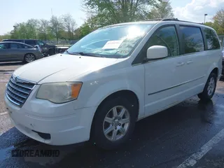 2010 Chrysler Town & Country Touring z VIN 2A4RR5D17AR189762, wystawiony jako IAAI lot #42188586 z przebiegiem 185 173 mil mil oraz . Historia ofert i sprzedaży dostępna na DreamBid. Obrazek 2.
