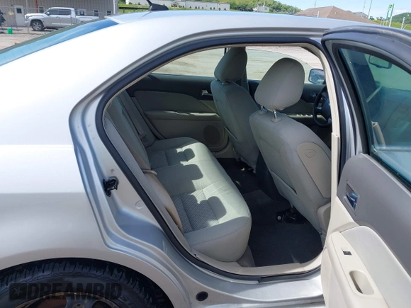 2010 Ford Fusion SE z VIN 3FAHP0HA6AR238485, wystawiony jako IAAI lot #42237682 z przebiegiem 147 260 mil mil oraz . Historia ofert i sprzedaży dostępna na DreamBid. Obrazek 8.