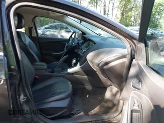 2014 Ford Focus Titanium z VIN 1FADP3N28EL166187, wystawiony jako IAAI lot #42553868 z przebiegiem 189 470 mil mil oraz . Historia ofert i sprzedaży dostępna na DreamBid. Obrazek 5.