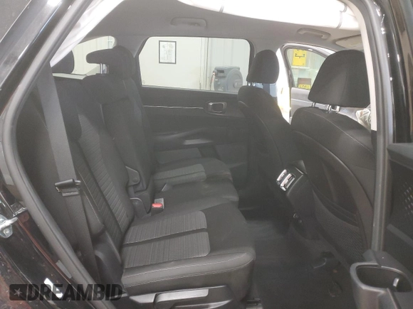 2022 Kia Sorento LX z VIN 5XYRGDLC8NG083601, wystawiony jako Copart lot #42580075 z przebiegiem 28 725 mil mil oraz Szkoda całkowita • Salvage title. Historia ofert i sprzedaży dostępna na DreamBid. Obrazek 12.