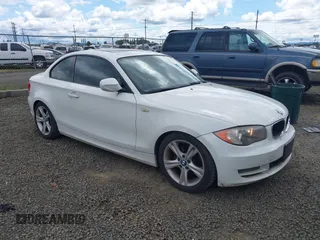 2010 BMW 1 Series 128i z VIN WBAUP7C51AVK77108, wystawiony jako IAAI lot #42217674 z przebiegiem 150 548 mil mil oraz . Historia ofert i sprzedaży dostępna na DreamBid. Obrazek 1.