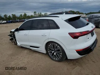 2024 Audi Q8 e-tron Premium Plus z VIN WA15AAGE8RB017425, wystawiony jako Copart lot #75212724 z przebiegiem 7 103 mil mil oraz Szkoda całkowita • Salvage title. Historia ofert i sprzedaży dostępna na DreamBid. Obrazek 2.