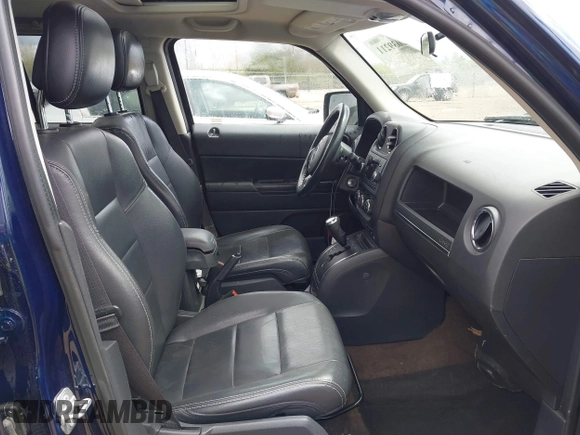 2015 Jeep Patriot Latitude z VIN 1C4NJRFB5FD270374, wystawiony jako IAAI lot #42039211 z przebiegiem 106 665 mil mil oraz . Historia ofert i sprzedaży dostępna na DreamBid. Obrazek 5.