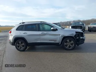 2017 Jeep Cherokee Latitude z VIN 1C4PJMCB0HW509286, wystawiony jako IAAI lot #41382394 z przebiegiem 96 562 mil mil oraz . Historia ofert i sprzedaży dostępna na DreamBid. Obrazek 13.