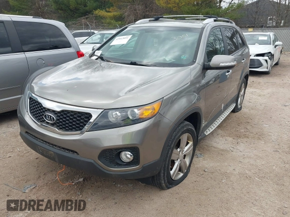 2013 Kia Sorento EX z VIN 5XYKUDA61DG321679, wystawiony jako IAAI lot #42013051 z przebiegiem Nie podano mil oraz . Historia ofert i sprzedaży dostępna na DreamBid. Obrazek 2.