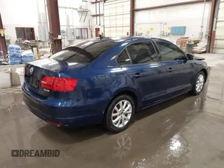 2011 Volkswagen Jetta SE z VIN 3VWDZ7AJ6BM105985, wystawiony jako IAAI lot #41818129 z przebiegiem 126 051 mil mil oraz . Historia ofert i sprzedaży dostępna na DreamBid. Obrazek 4.