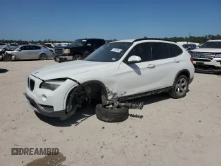 2013 BMW X1 28i z VIN WBAVM1C50DVW41615, wystawiony jako Copart lot #51329525 z przebiegiem 120 642 mil mil oraz Szkody całkowita. Historia ofert i sprzedaży dostępna na DreamBid. Obrazek 1.