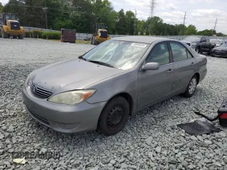 2005 Toyota Camry STD z VIN 4T1BE32K25U594905, wystawiony jako Copart lot #55049485 z przebiegiem 248 289 mil mil oraz Czysty tytuł • Clean title. Historia ofert i sprzedaży dostępna na DreamBid. Obrazek 1.
