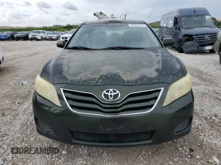 2010 Toyota Camry z VIN 4T1BF3EK4AU570933, wystawiony jako Copart lot #52262475 z przebiegiem 166 277 mil mil oraz Czysty tytuł • Clean title. Historia ofert i sprzedaży dostępna na DreamBid. Obrazek 5.