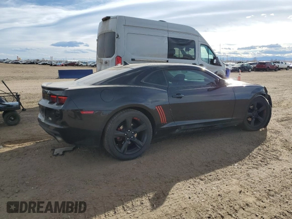 2013 Chevrolet Camaro LS z VIN 2G1FA1E33D9142184, wystawiony jako Copart lot #50584675 z przebiegiem 173 638 mil mil oraz Czysty tytuł • Clean title. Historia ofert i sprzedaży dostępna na DreamBid. Obrazek 3.