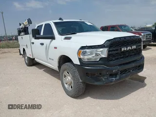 2022 Ram 2500 Tradesman z VIN 3C6UR5HJ8NG366140, wystawiony jako IAAI lot #42468290 z przebiegiem 51 581 mil mil oraz . Historia ofert i sprzedaży dostępna na DreamBid. Obrazek 1.