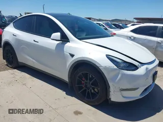 2022 Tesla Model Y Long Range z VIN 7SAYGDEE3NF426481, wystawiony jako IAAI lot #42076729 z przebiegiem 21 648 mil mil oraz . Historia ofert i sprzedaży dostępna na DreamBid. Obrazek 1.