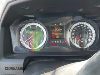 2013 Ram 1500 Express z VIN 3C6JR6AT5DG509659, wystawiony jako IAAI lot #42682018 z przebiegiem 138 816 mil mil oraz . Historia ofert i sprzedaży dostępna na DreamBid. Obrazek 7.