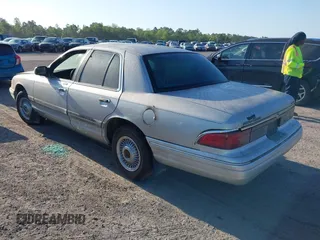 1997 Mercury Grand Marquis GS z VIN 2MELM74W6VX625065, wystawiony jako IAAI lot #42055672 z przebiegiem 125 494 mil mil oraz . Historia ofert i sprzedaży dostępna na DreamBid. Obrazek 3.