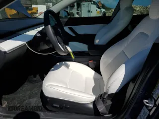 2020 Tesla Model 3 Standard Range Plus z VIN 5YJ3E1EA2LF775170, wystawiony jako Copart lot #46892785 z przebiegiem 48 539 mil mil oraz Szkoda całkowita • Salvage title. Historia ofert i sprzedaży dostępna na DreamBid. Obrazek 7.