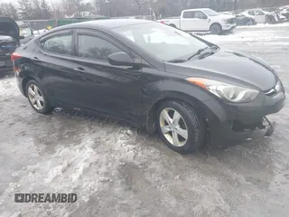 2013 Hyundai Elantra GLS z VIN KMHDH4AE5DU628738, wystawiony jako IAAI lot #41582567 z przebiegiem 117 571 mil mil oraz . Historia ofert i sprzedaży dostępna na DreamBid. Obrazek 1.